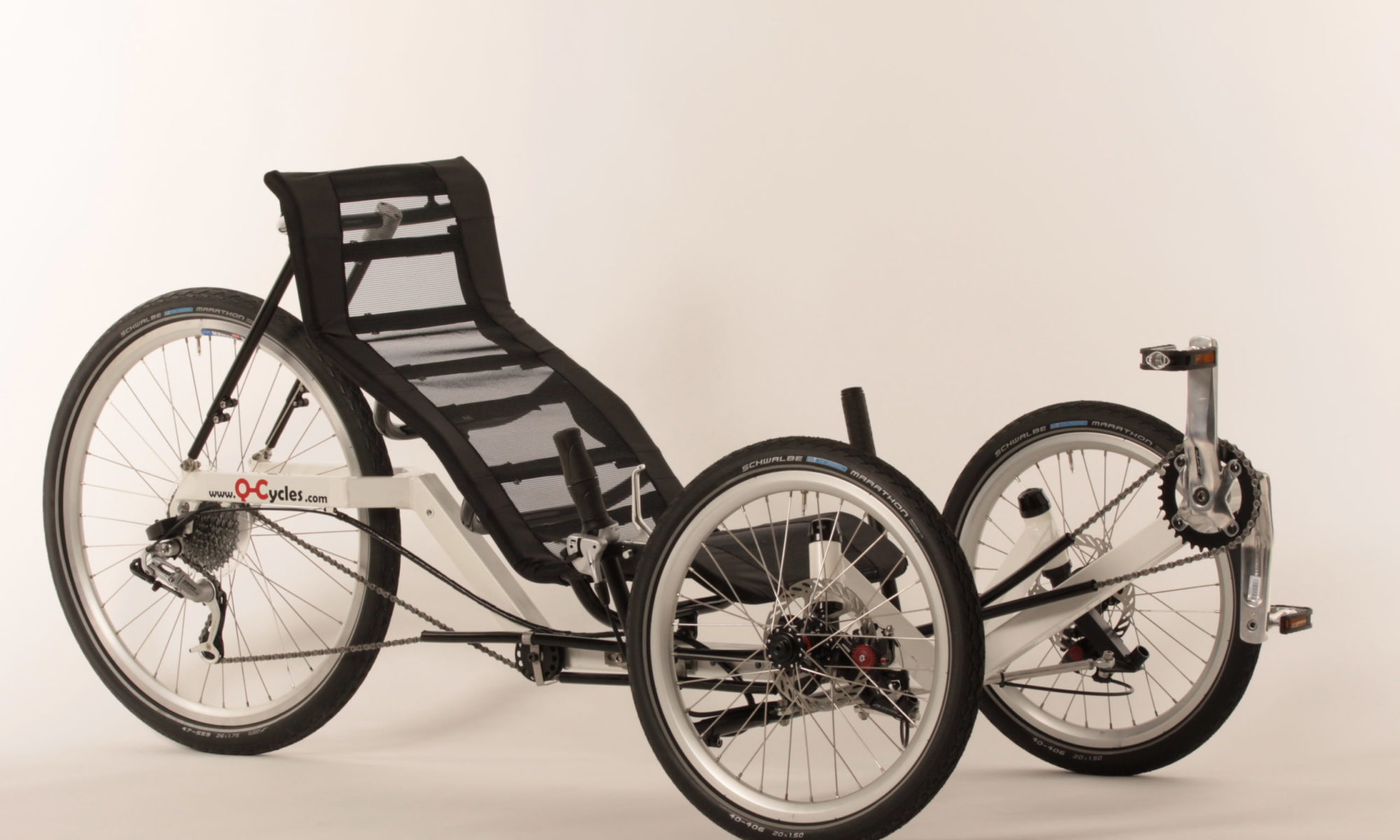 Weißes Q-Cycles-Trike mit schwarzem Netzsitz – Gesamtansicht