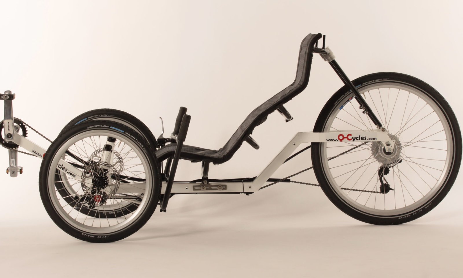 Weißes Q-Cycles-Trike in der Seitenansicht