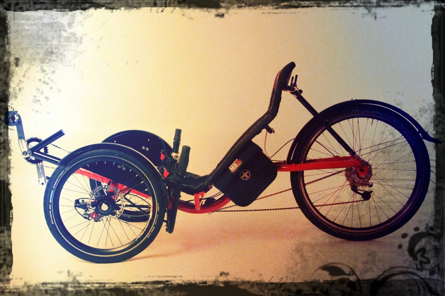 Rotes Q-Cycles-Trike – tRikE-arT mit grafischem Rahmen