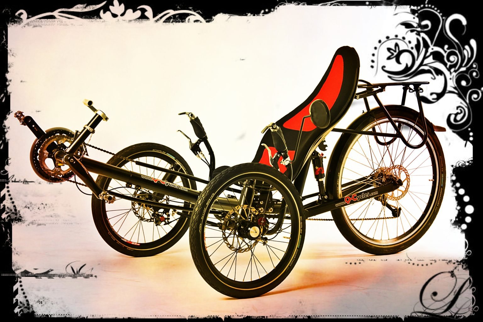 Q-Cycles-Trike mit farbigem Sitz und ornamentaler Bildgestaltung